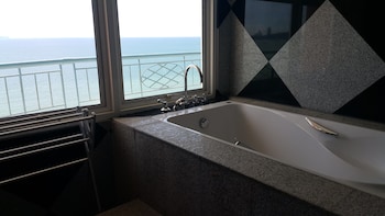 Separate tub and shower, deep soaking tub, free toiletries, hair dryer