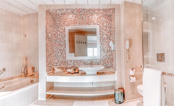 Deluxe Room Single | Bathroom | Separate tub and shower, eco-friendly toiletries, hair dryer, towels